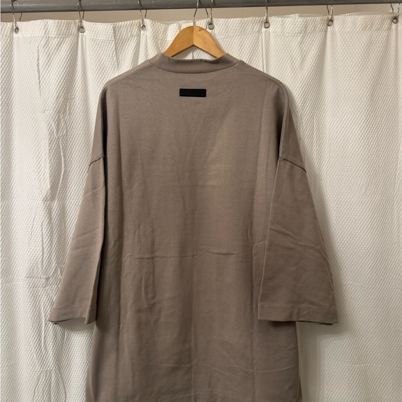 NWT - FEAR OF GOD ESSENTIALS Seal Beige Football T-Shirt in Size: M - Picture 4 of 7